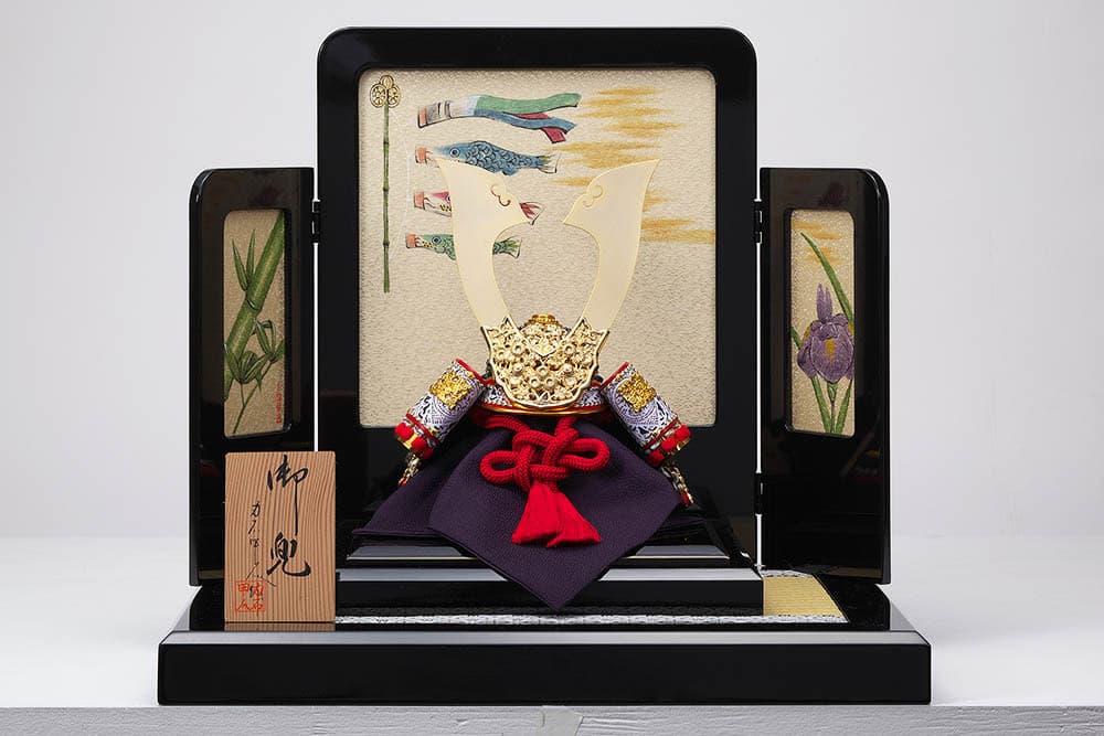 赤糸威獅噛彫金兜