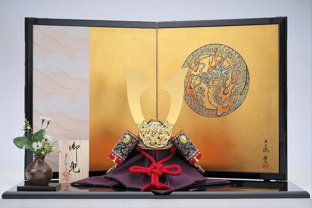 赤糸威総覆輪唐草兜